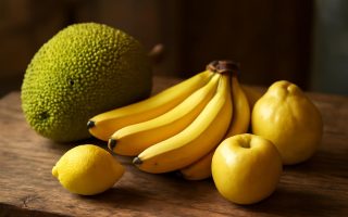 table-bois-fruits-lumiere-naturelle