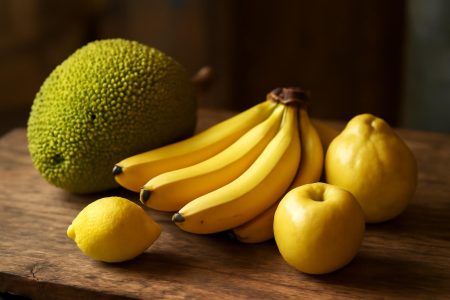 table-bois-fruits-lumiere-naturelle