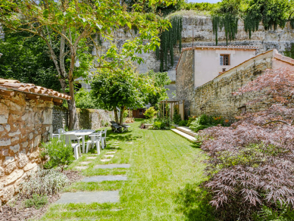 Aménager son jardin comme une pièce à vivre avec un paysagiste à Poitiers
