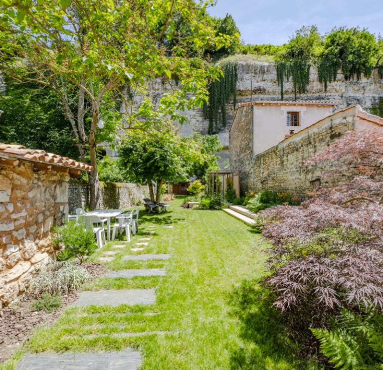 Aménager son jardin comme une pièce à vivre avec un paysagiste à Poitiers